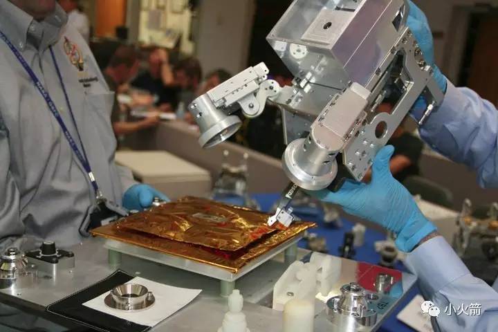 卫星上黄色膜是什么,卫星表面金色薄膜