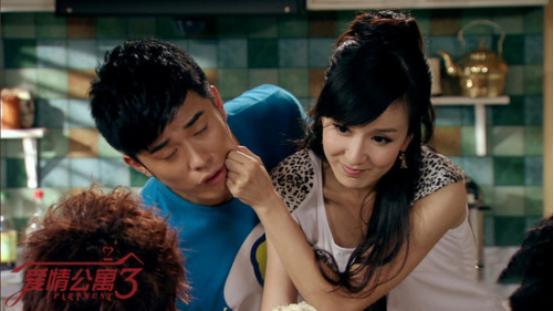 陈赫晒女儿给狗狗喂食,陈赫晒萌宠照片狗狗名字太霸气