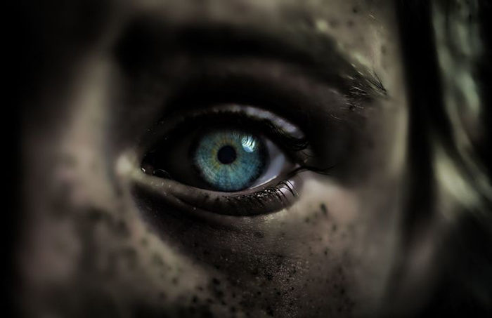 你看到鬼了？科学家：赶紧去检查眼睛！