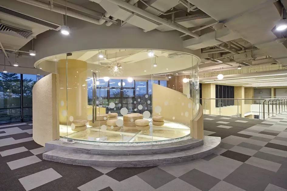 现代办公楼设计高级感,珠海现代简约办公楼会议室装修