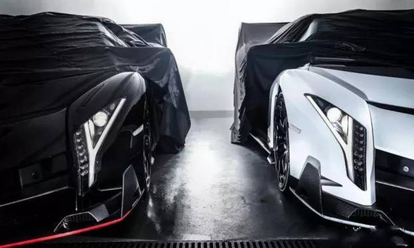 全球就9台的*博兰**基尼毒药，他一出手就买了俩，一黑一白