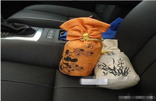 女司机闻到一股烧焦的味道,女司机车内发出恶臭