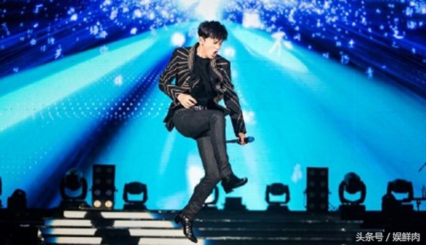 王俊凯跨年演唱会和张杰对比,王俊凯跳山羊