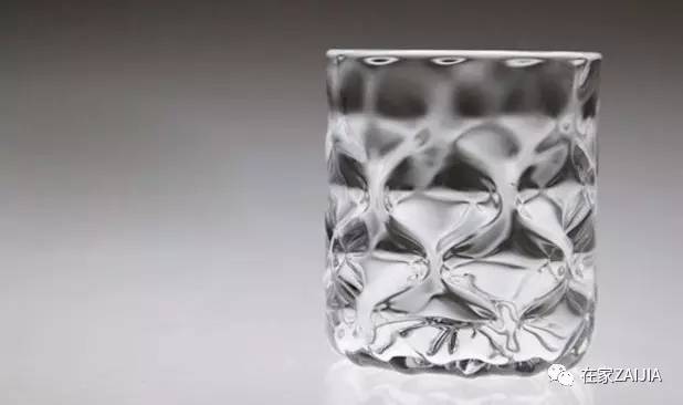 年夜饭香喷喷举起酒杯敬家人,年夜饭的碗和酒杯