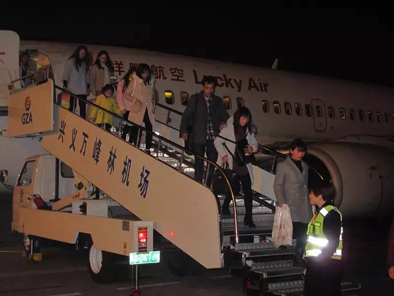 第五届“温暖之翼爱心在飞”首航抵兴｜60名安龙籍外出务工人员回家啦~