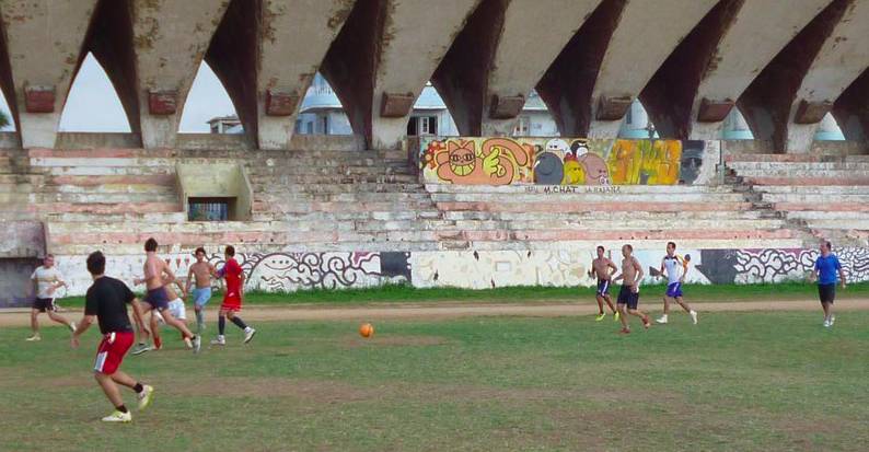 有一个街头艺术家把一只猫涂遍了巴黎,后来它遍布了全世界