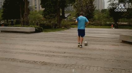 如何快速横向拉球过人,踢球怎么教队员跑位