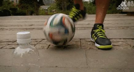 如何快速横向拉球过人,踢球怎么教队员跑位