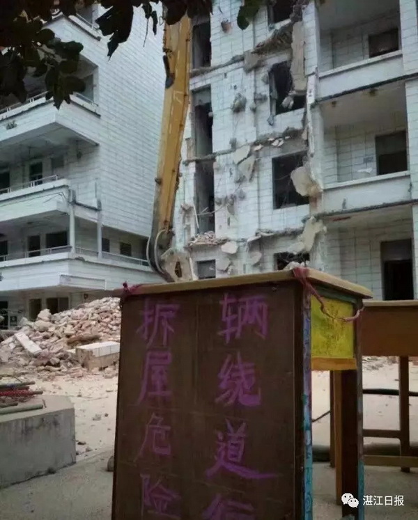 保留旧教学楼和拆除教学楼,被拆除的旧教学楼