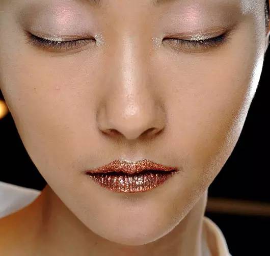 草木绿妆适合什么色,草木绿跟静谧蓝哪个色好看