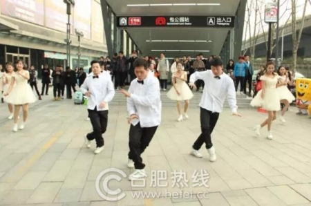 2.14万达茂惊现外国友人现场求婚浪漫相约幸福茂不停