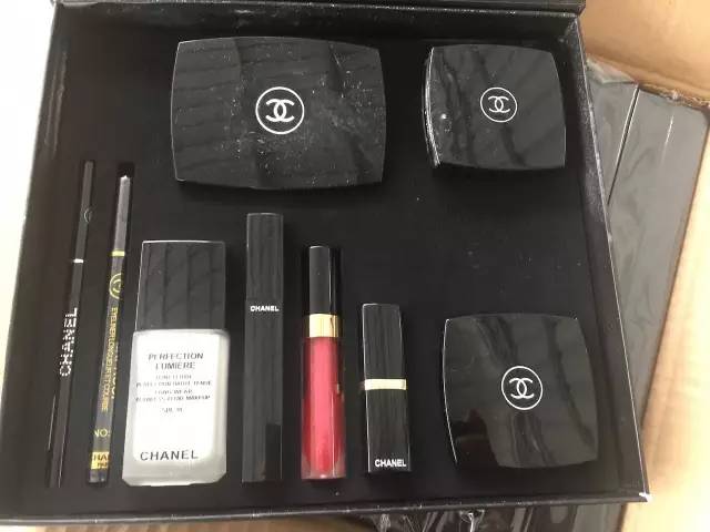 警方查获假冒奢侈品包包,百余件侵权假大牌被海关查获