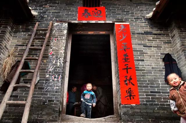 浆糊贴的春联用什么清理最快,贴春联的胶怎么清洗