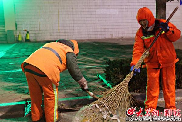 网络媒体走转改之环卫工人凌晨四点上街，期盼早回家与家人团聚