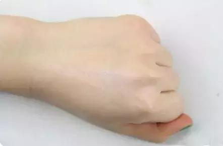粉底液清透细腻混油皮,粉底液干皮如何做保湿