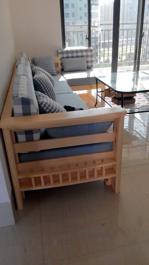 第一套房子花了很多心思，客厅很实在，朋友却说背景墙太花了