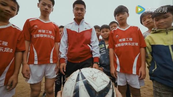 一个足球闯关的游戏有哪些,一个足球的奇幻之旅完整版