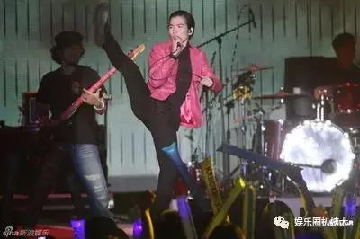 张杰下腰歌唱,张杰大张伟开场舞