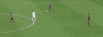 足球经典搞笑gif动图,足球史上十大爆笑瞬间图片