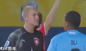 足球搞笑过人动图,爆笑足球笑死人的时刻