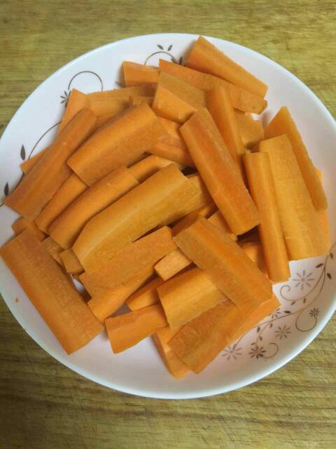 自制狗狗胡萝卜肉球小零食 (自制狗狗零食鸡胸肉萝卜棒)