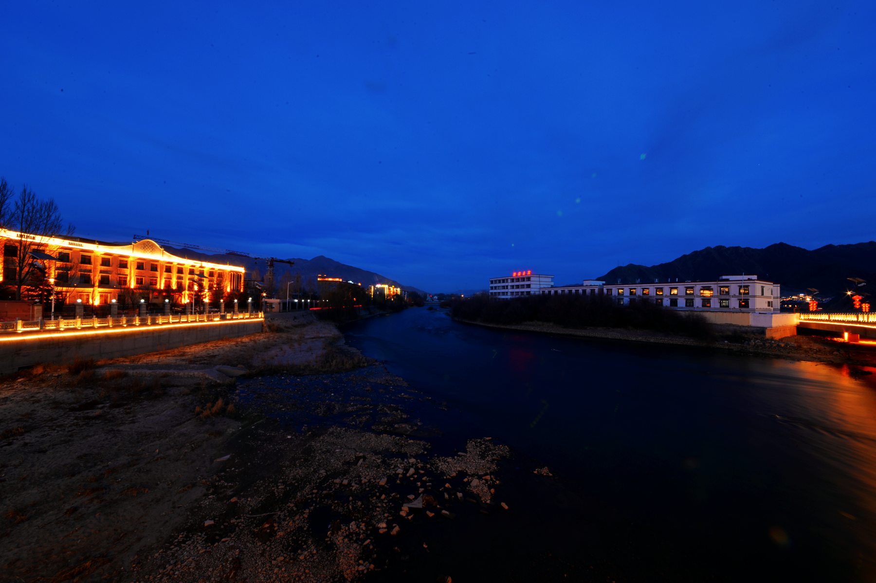 河道被挖开,被挖出来的河