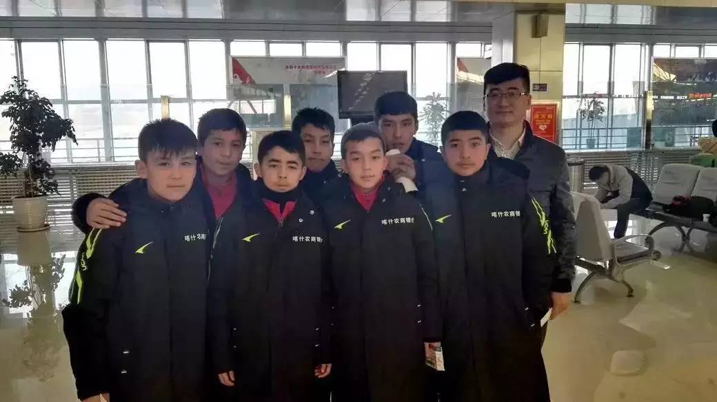 喜报体育健儿再传佳绩,喜报我校足球队再创佳绩