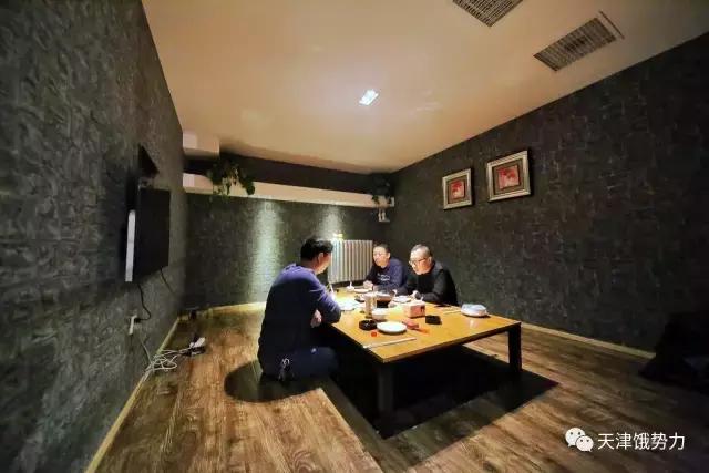 大金链子小手表先吃烧烤后泡澡,大金链子小手表吸着烟