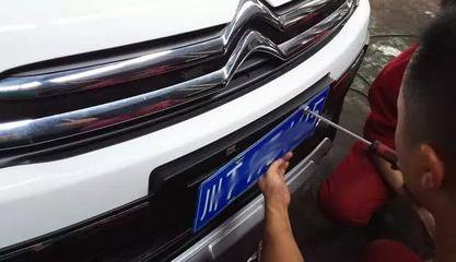 车牌处只有两个螺丝孔,车牌只有2个孔必须装4个螺丝吗