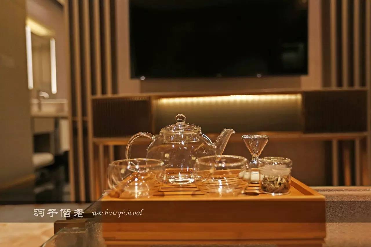 藏匿在繁华中环背后的丝丝暖意 (藏在繁华中环中的丝丝暖意)