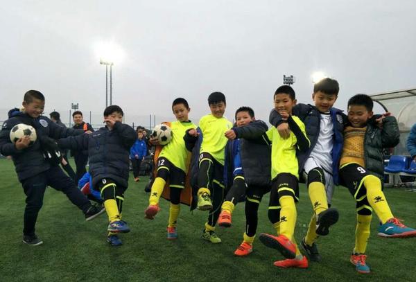 书香伴着球场，南充奥航小将学习比赛两不误