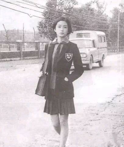 25张好莱坞名人青涩照,明星希拉里惊艳的照片