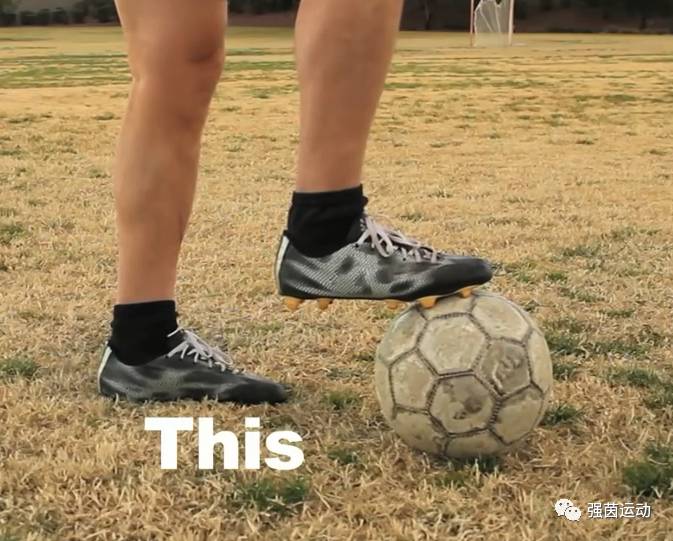 足球教学1v1防守,足球v字拉球视频教学