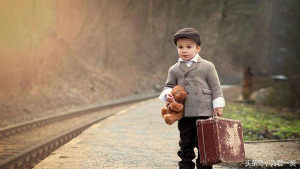 一位爸爸的泣血自述：儿子撒尿妈妈接，一个筑堤一个挖坑，看哭了