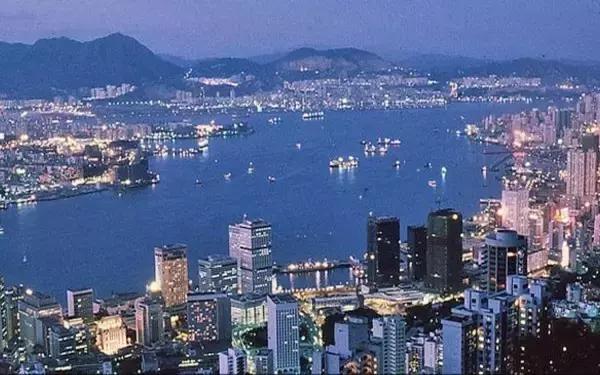 酒色迷乱的香港夜店第一人，却过着老干部的生活丨肖像