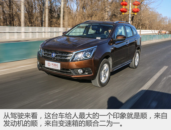 suv绕4个桩技巧,suv过弯不如轿车吗