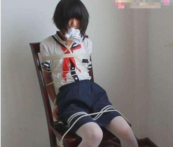 初中女孩放学路上被拖上车,小女孩放学回家遭两男子绑架