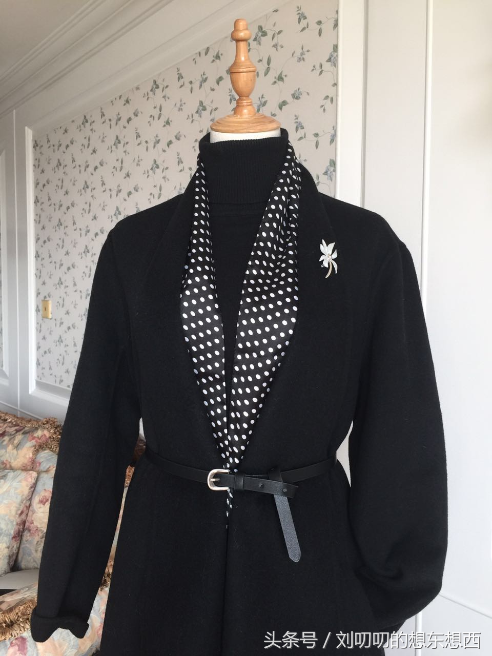 一身黑需要提点亮-一日一Look之黑配白五