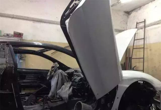 无敌了！穷小伙打烂标致406，改装成法拉利，*博兰**基尼