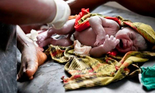 非洲女人分娩全过程，看完令人心痛不已！