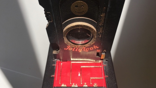 全球首个由再生纸板制成的拍立得,复古情怀满满!