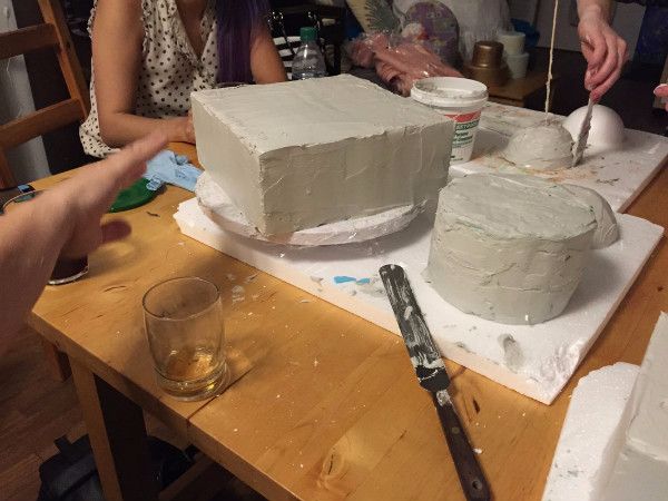 三个一无所有的女人，用以物换物和手工制作的方式再造绝代艳后！