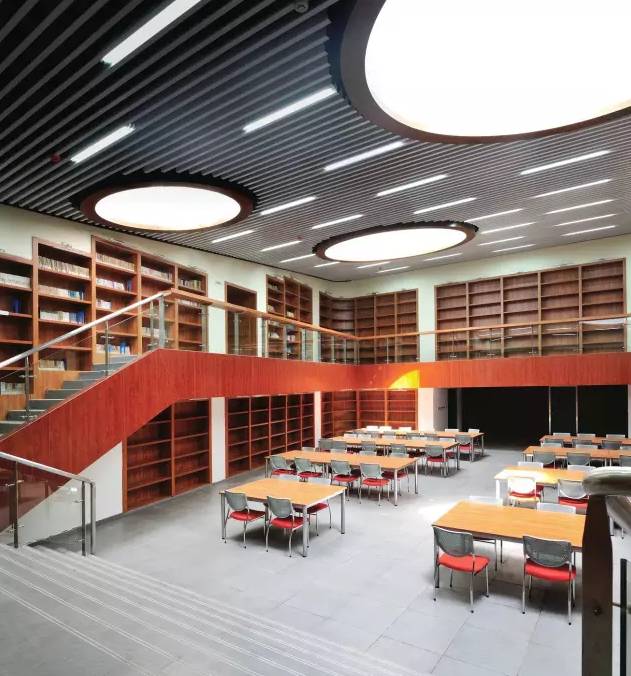 彩练当空水波荡漾：无锡蠡园中学