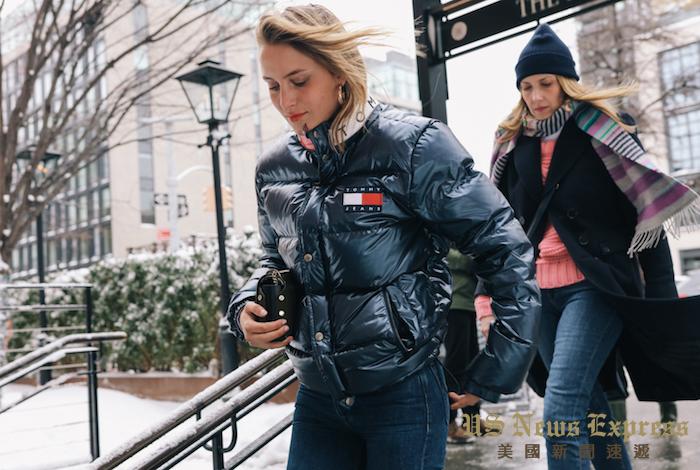 羽绒服米兰时装周休闲街拍 (时装周黑色羽绒穿搭)