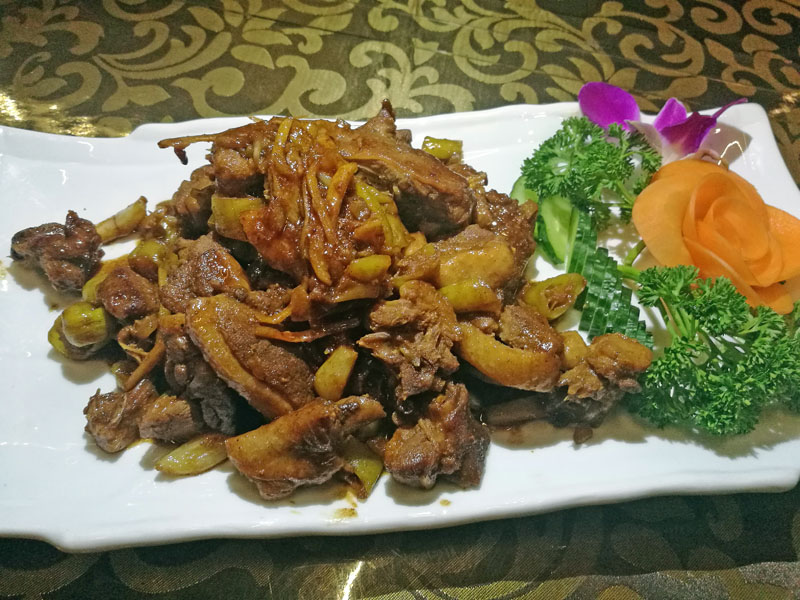 广西全猪宴哪里最好吃,南宁吃烤巴马香猪肉哪家最出名