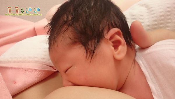 母乳亲喂和瓶喂哪个对宝宝好,母乳亲喂和瓶喂的利弊