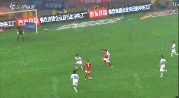 当香港球员砍树式伐倒阿兰瞬间揪心灵动双腿的表演历历在目