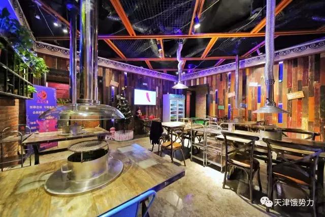 大金链子小手表先吃烧烤后泡澡,大金链子小手表吸着烟