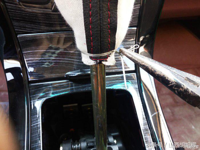 比亚迪速锐排挡头怎样拆,比亚迪速锐排挡防尘套怎么装