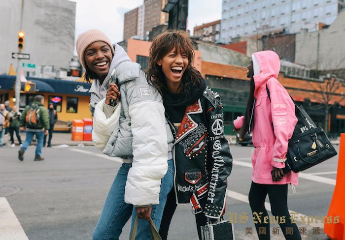 羽绒服米兰时装周休闲街拍 (时装周黑色羽绒穿搭)